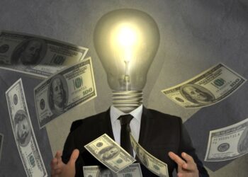 Ideja koja se javlja za posao na internetu, novac koji leti u oblaku